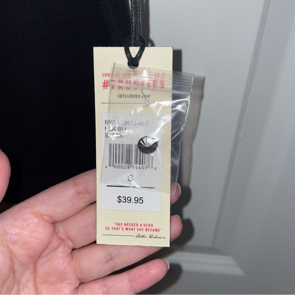 Black Button-Front Sleeveless Top - Picture 3 of 5